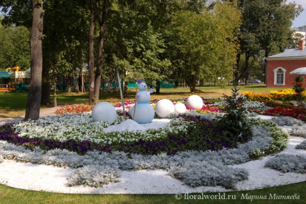 Снеговик среди цветов
Оригинальная клумба при в входе в парк. 
Ключевые слова: снеговик клумба парк цветы