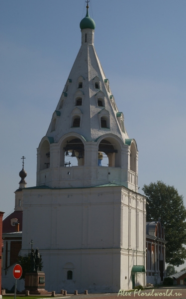 Шатровая колокольня около Успенского Собора, с пристроенной к ней Воскресенской церковью
Ключевые слова: Шатровая колокольня 