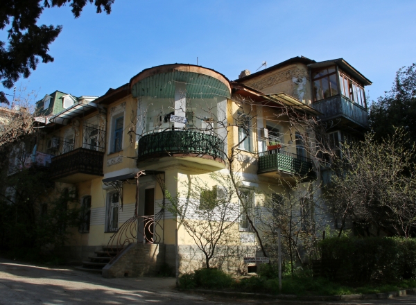 Dom_s_angelom_Dom_A_P_Shadrinoy_Chehova_18_nprotiv_Teatra_Chehova_1.jpg