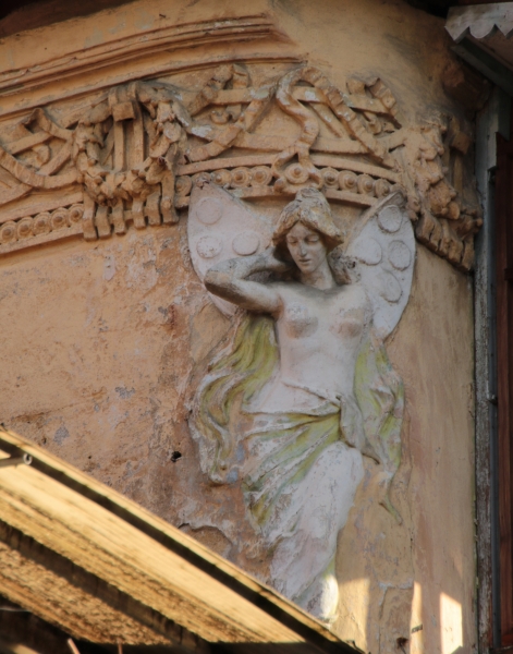 Dom_s_angelom_Dom_A_P_Shadrinoy_Chehova_18_nprotiv_Teatra_Chehova_2.jpg